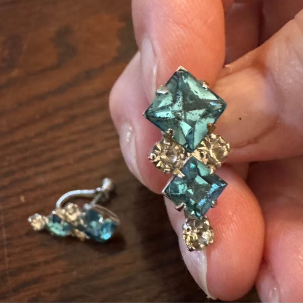 VTG. Elegant Blue and Silver Screwback Earrings